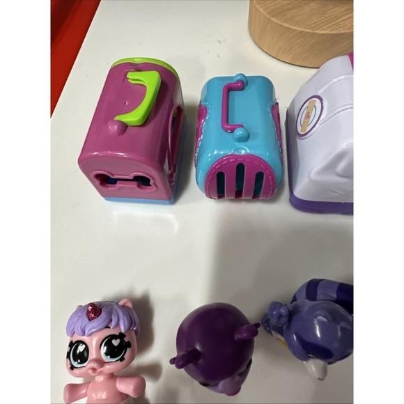 Lot of 16 Character Toys And 4 Pet Carriers - Picture 6 of 6